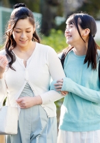 世田谷区に住むセレブな母娘が娘の家庭教師の色仕掛けにハマってしまう。巨乳でむっちり尻の美形な母ゆうこは興味旺盛でヤリたがりな娘あきは順番に入れて欲しくて尻と穴を振る - おしゃぶりクッキング - 404OSBR-024