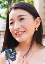 スーパーマーケット勤務のかおりさん51歳。買い物に行く時でもまぶしい白Tバックを履いているスタンバイOKおばさんです！ - おしゃぶりクッキング - 404OSBR-047