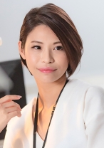 北川 薫。アミューズメント・レジャー事業部勤務。へッドハンティングで途中入社してきた。新人だがデキル女。 - おしゃぶりクッキング - 404OSBR-073 - 素人AV女優判定AI