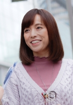 浮気相手がいるという性欲現役の55歳美魔女みかさん！！観たら絶対に損しないハイクオリティ素人熟女のSEX！！ナンパ師が後ろに回り込んで抱え込みM字開脚からのクリ電マ！感じまくって脚がパタパタ開きアナルがひくひくする卑猥映像！！ - おしゃぶりクッキング - 404OSBR-086