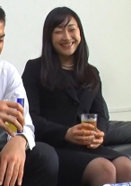 夫の三回忌…義理弟と遺影の前でイキまくる美しい未亡人！女盛りのカラダは大量の愛液を溢れさせた秘所を肉棒で満たされて行く… - 即ヌキ - 741P032-G02