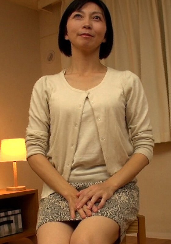 明るくサバサバしたショートヘアーが素敵な五十路熟女の初撮りAV！プロフェッショナルな男優に抱かれて快感を堪能する淫乱性交！ - 即ヌキ - h_1724h071g00002