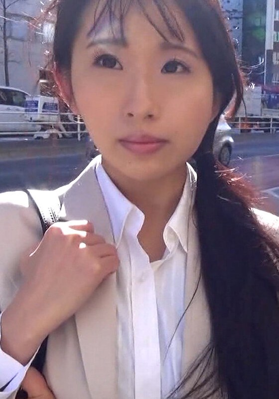先輩女性と同行営業中二人にインタビュー！先輩にSEXを教えて下さいと後輩童貞が切実なお願い！先輩の前でチ○ポをポロリ！謝礼で手伝いフェラ、素股で彼女ができた時の予行演習！ - 即ヌキ - h_1724m577g00010 - 素人AV女優判定AI