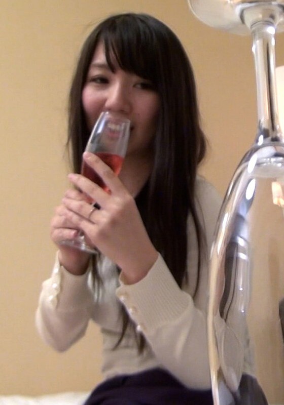 お酒を飲むとエッチになるワケあり欲求不満な奥さんをナンパしてホテルに連れ込み赤ワインで乾杯！酔いも手伝い大胆SEX！ - 即ヌキ - h_1724m604g00002 - 素人AV女優判定AI