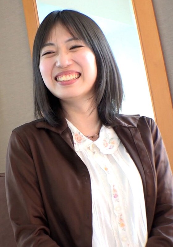 不倫についてのアンケートに協力してくれた若妻さんは結婚1年目なのにちょっと欲求不満！男の強引な愛撫に拒否しながらも笑いながら喘ぎをもらして受け入れてしまう！？ - 即ヌキ - h_1724m612g00003