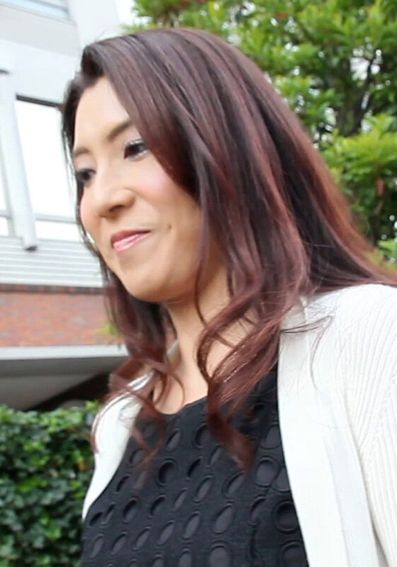 普通に綺麗な奥様が興味深々でAVに出演！スレンダーボディで巨乳のカラダをさくら色に染め、全身で快感を味わう素敵な奥様に無断で生挿入！無断で生中出し！ - 即ヌキ - h_1724m626g00011