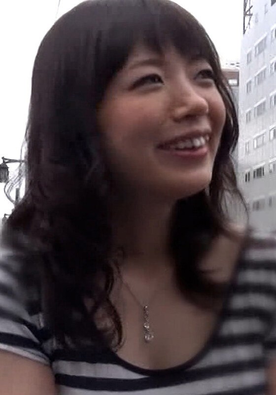 綺麗な若妻さん限定でインタビューをお願いと謝礼金をちらつかせてナンパ！ノリと強引なボディタッチで濡れ濡れパイパンマ○コになし崩し的に挿入！ - 即ヌキ - h_1724m675g00002
