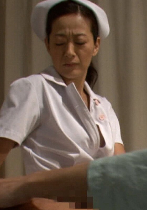 入院中に看護師に眠れないと我が儘言って無理やりチ○ポを触らせてみると…熟女看護師は欲求不満で抑えきれない性欲に堕ちて行く！ - 即ヌキ - h_1724m678g00009