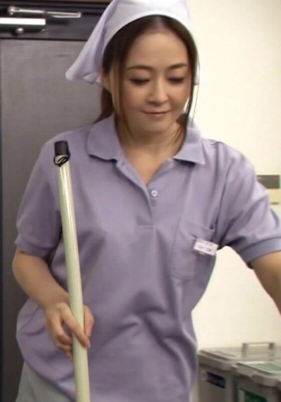 勃起した若いチ〇ポを見たお掃除のおばちゃんは…ムラムラが抑えきれずにオフィスでチ〇ポ狩り！？熟女の逆レ○プSEX - 即ヌキ - h_1724m714g00009