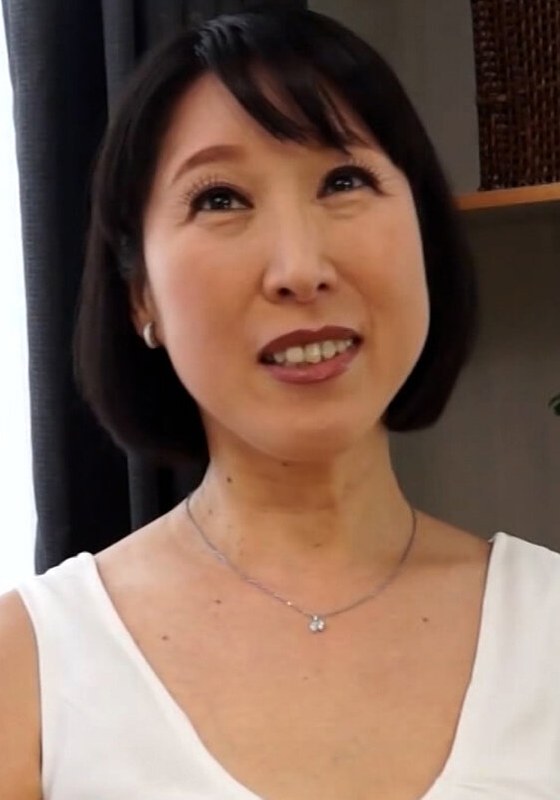 ショートヘアーの爽やか熟女さんがAVに興味をもって出演することに！53歳2児母がAV現場で淫乱開花の濃厚SEX - 即ヌキ - h_1724m727g00004