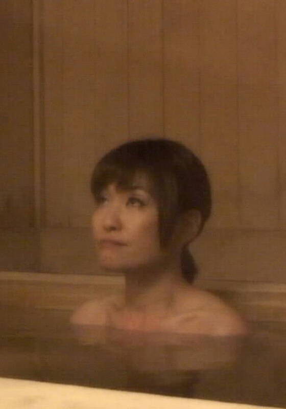 温泉街で出会った警戒心ゼロの熟女を露天風呂付の宿に誘って混浴SEX！性欲も出会いも一期一会！ - 即ヌキ - h_1724m774g00009