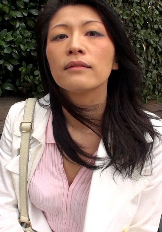 遅咲き熟女が旦那に内緒でAV出演！バイブをマ〇コに咥えてチ〇ポをフェラ！エロ過ぎ熟女の本能丸出しSEX！ - 即ヌキ - h_1724m784g00004