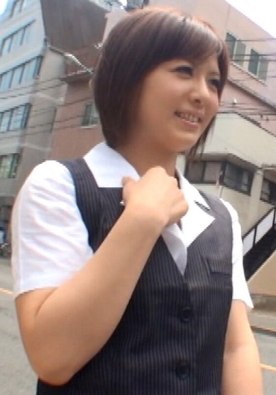 街行くOLさんを取材と称して事務所に○れ込みなし崩し的にハメ撮りSEX！イケてるOLさんをセクハラインタビューでナマ中出し！ - 即ヌキ - h_1724m786g00002