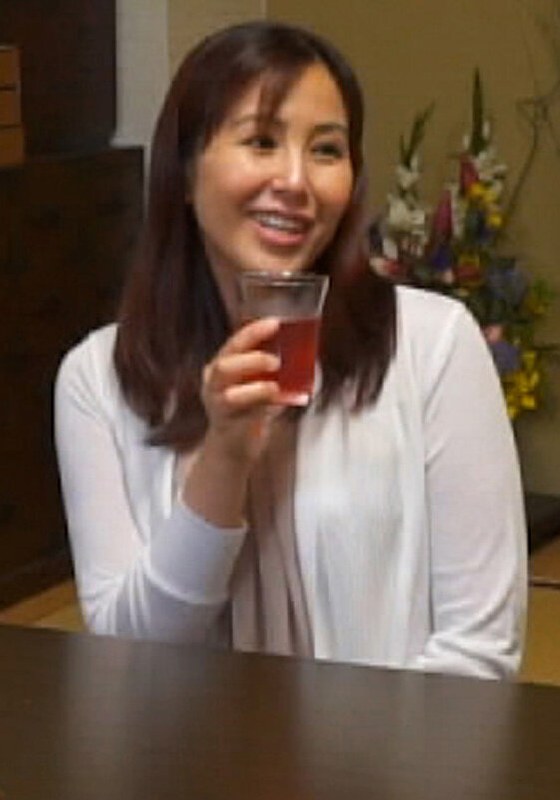 コタツの中でイケナイ悪戯を仕掛ける兄の嫁さん！痴女嫁と兄の横で声を潜めて快楽SEX！ - 即ヌキ - h_1724m803g00003