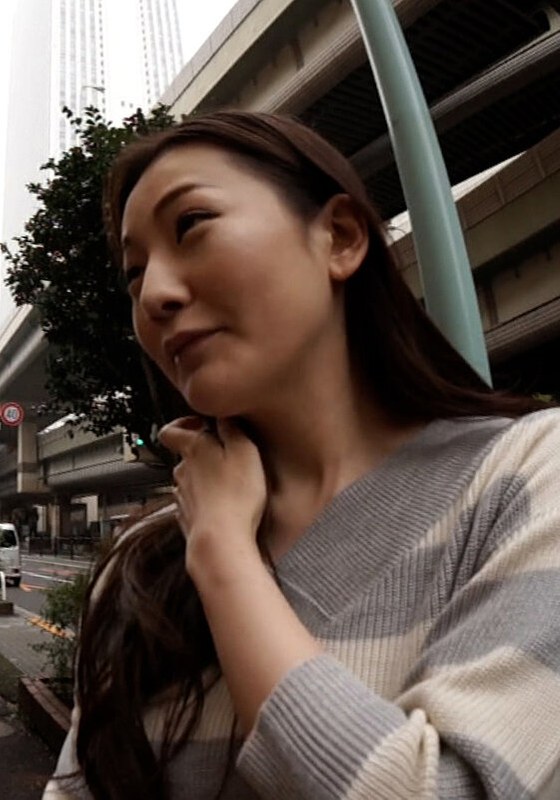 スーパーの買い物帰りの奥様にローカル番組のアンケートとロケ車に誘い下着見せてからのボディタッチに感じた奥様はホテルに移動して本格的に快楽SEX！ - 即ヌキ - h_1724m812g00012
