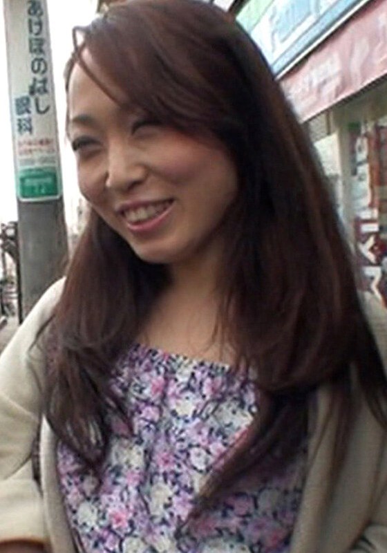 インタビュー番組に協力して欲しいと人妻さんをナンパ！人妻さんの素人丸出し剛毛股間に中出しSEX！ - 即ヌキ - h_1724m818g00009