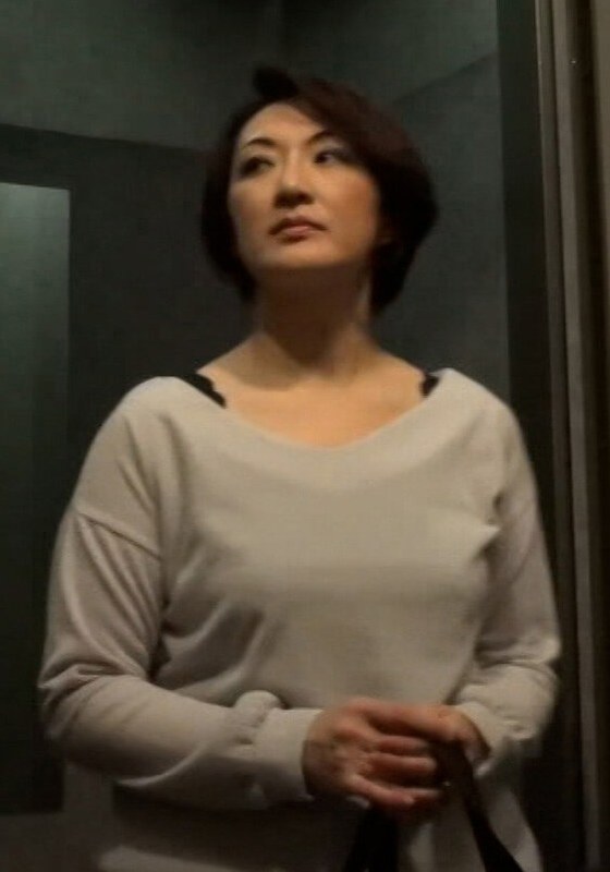 息子の家庭教師のマッチョな男と不倫してしまう人妻！ - 即ヌキ - h_1724p013g00002