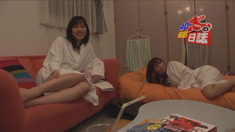 目がくりくりな色白BODYの美女とほんのり焼けた肌にキリっとした目が美しい美女。メイクルームで待機中に思わぬハプニング発生でハメられちゃう？！ - 即ヌキ - h_1724v072i00002