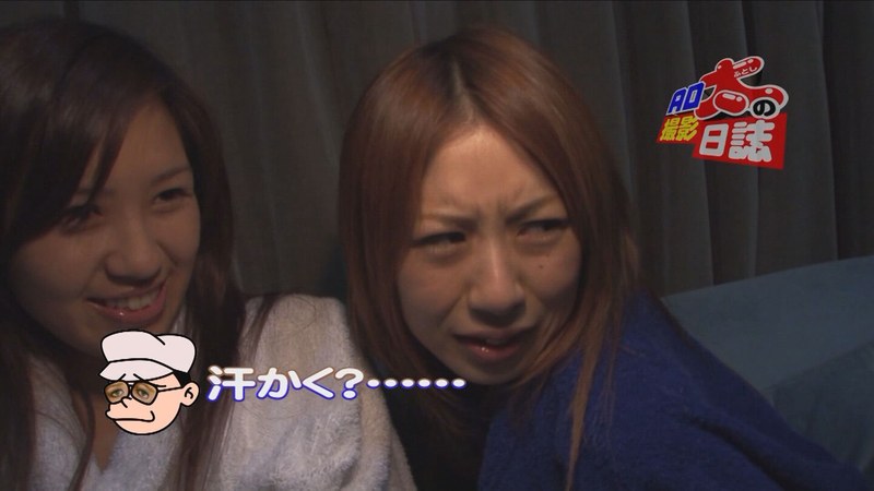 処女を彷彿させる純粋無垢な笑顔を向ける美女とノリの良い茶髪の美女の部屋に追放したはずの男優が勝手に突入！ADが止めるも暴走は止まらずヤられちゃう？！ - 即ヌキ - h_1724v072i00003